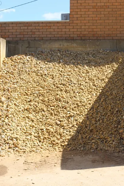 Sunset pebbles 30-50mm decorative stone in a bulk bay
